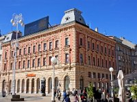 Trg bana Jelačića 8, kuća Baumgärtner-Wasserthal na uglu s Bakačevom sagrađena je 1882. prema projektu Janka Jambrišaka  Kuća Baumgärtner-Wasserthal na Trgu bana Jelačića 8 /Bakačeva sagrađena je 1881./1882. za veletrgovca Leopolda Baumgärtnera i njegovog partnera Salomona Wasserthala, prema projektu Janka Jambrišaka. Jambrišak je nacrte izradio na temelju idejnog projekta Ruperta Melkusa (upravitelj Gradskoga građevnog ureda) iz 1875. godine. Melkusov projekt je planirao veliku komercijalnu zgradu u stilu francuske neorenesanse uzduž cijele sjeverne strane trga, no tomu se usprotivio Izidor Kršnjavi pa je na kraju umjesto jedne sagrađeno više kuća. Zgrada je dugi niz godina bila u vlasništvu Varteksa, a 2014. kupio ju je njemački lanac drogerija Müller.